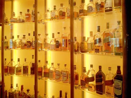 Whiskybar notes Koningsdam vitrine