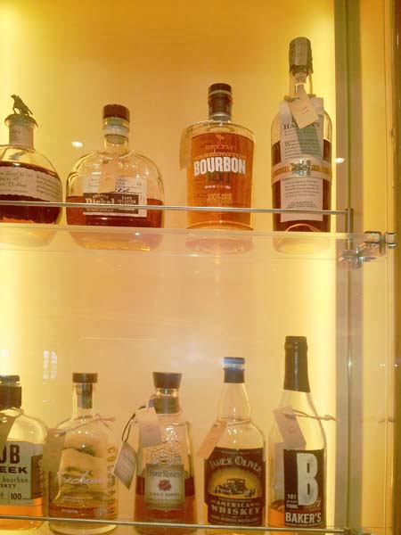 Whiskybar notes Koningsdam vitrinedetail